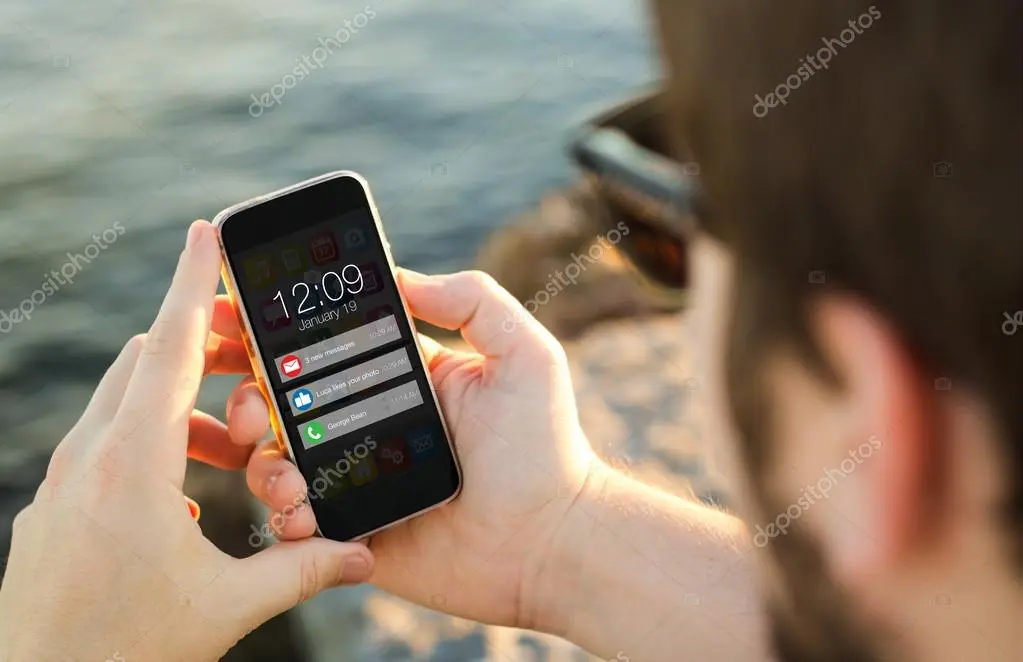 Smartphone recevant une notification à bord d’un bateau