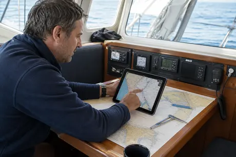 tablette affichant un trajet de navigation sur carte marine